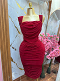 Vestido rojo tipo cóctel con escote drapeado y diseño ajustado