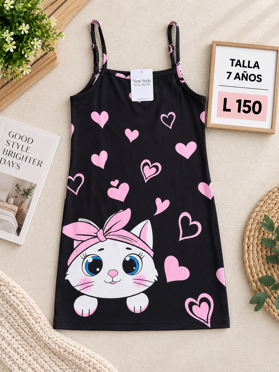 Tierno vestido negro de tirantes para niña con estampado de gatito y corazones rosa