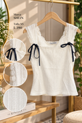 Top blanco sin mangas de tirantes anchos con detalle de encaje