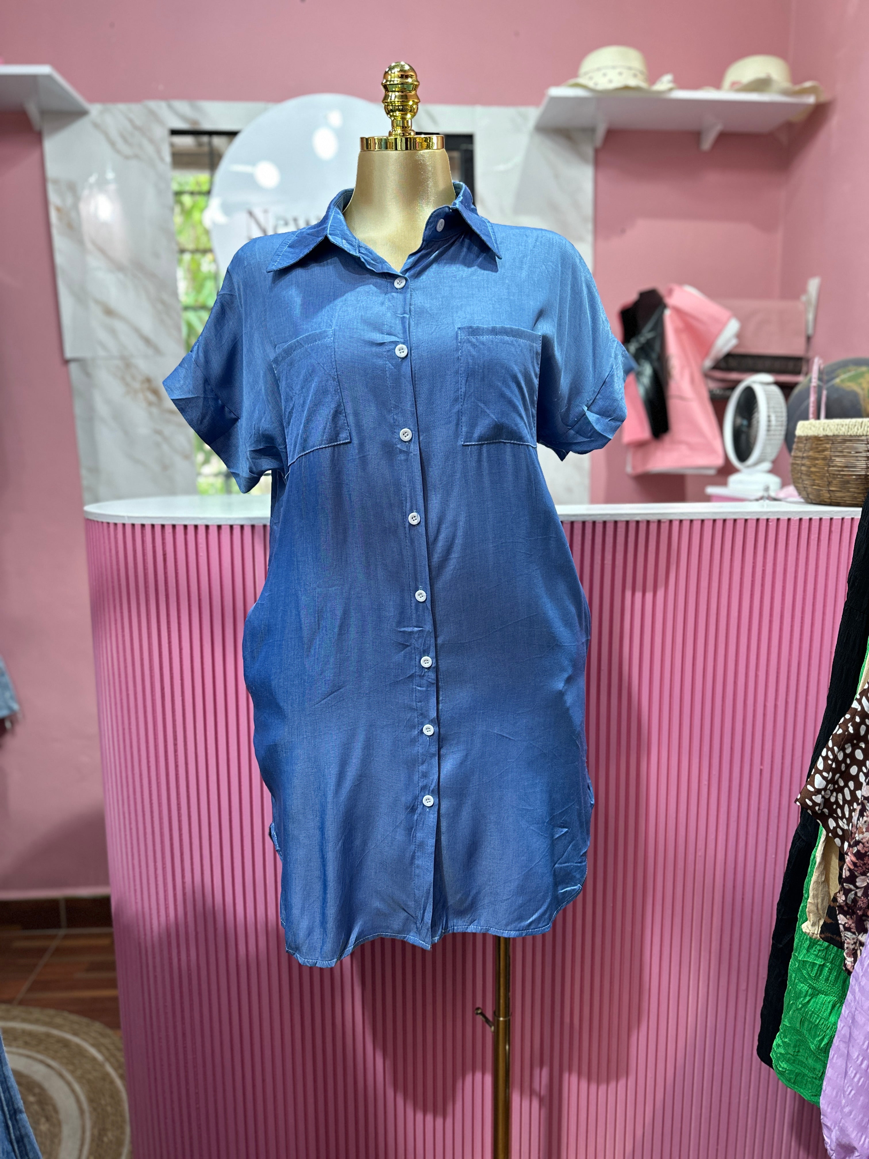 Vestido azul casual con botones, mangas cortas y bolsillos