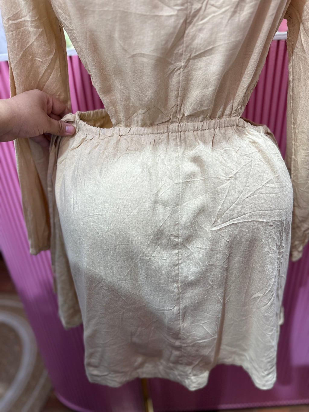 Vestido corto beige de manga larga con cintura elástica y abertura en los costados