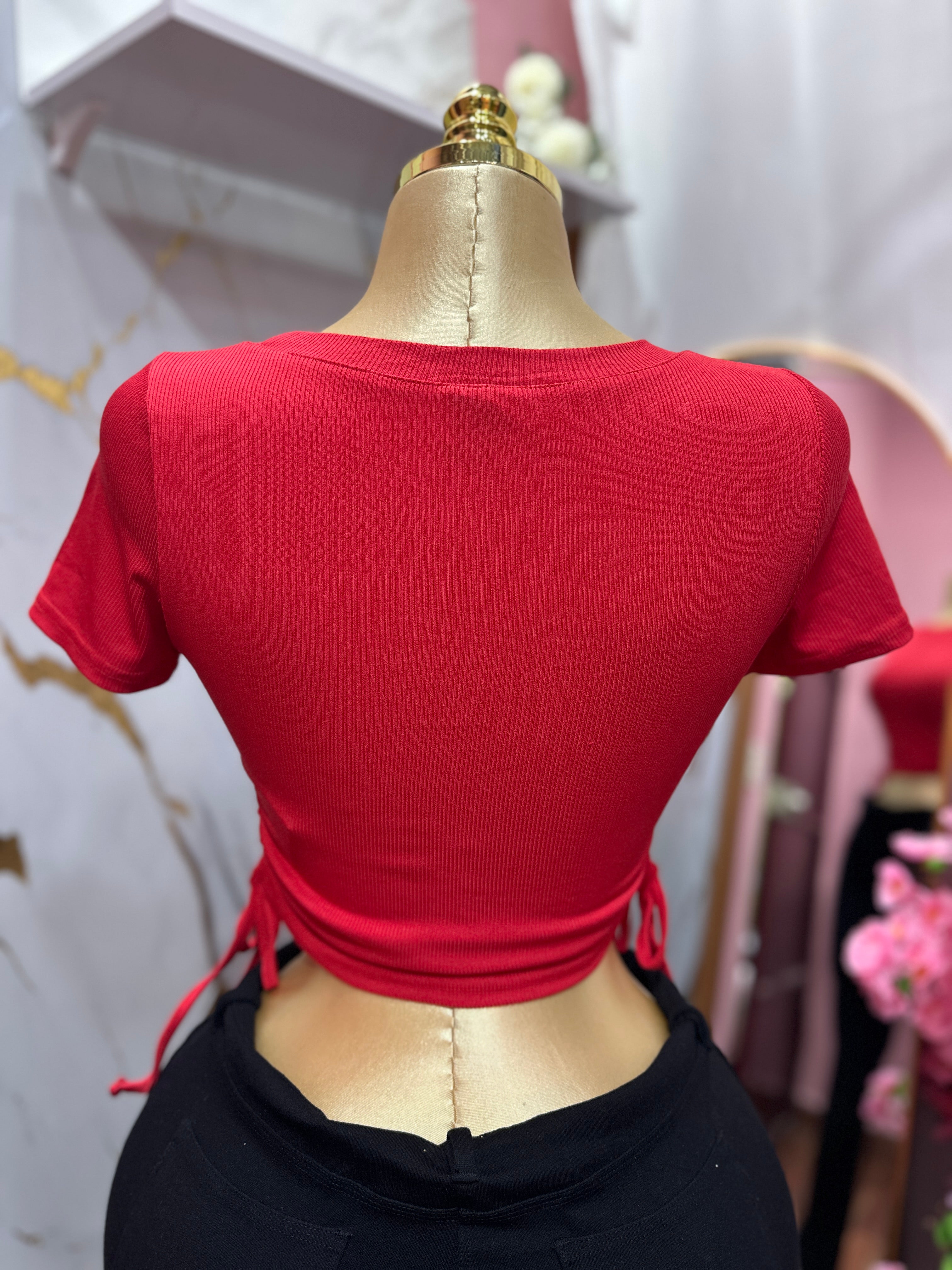 Blusa básica color rojo con diseño ajustable en los costados de cuello redondo
