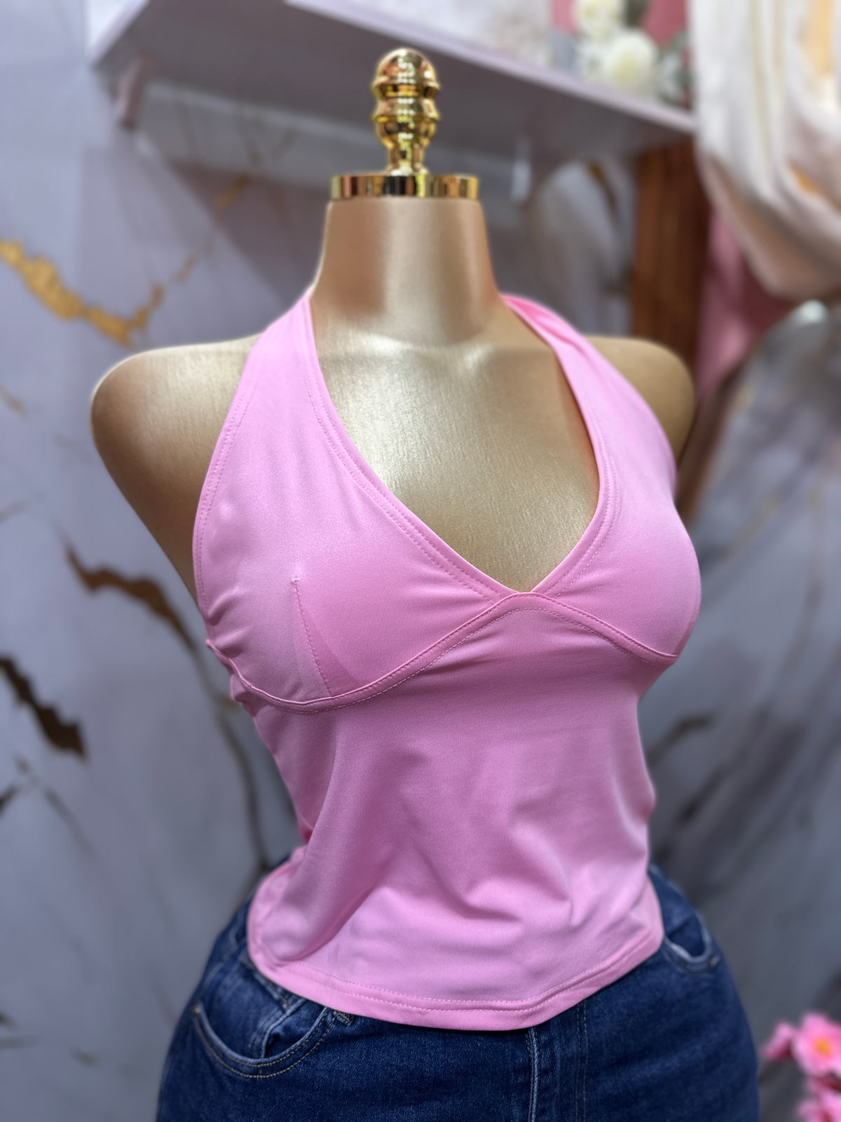 Top rosado sin mangas con cuello tipo halter y escote en V