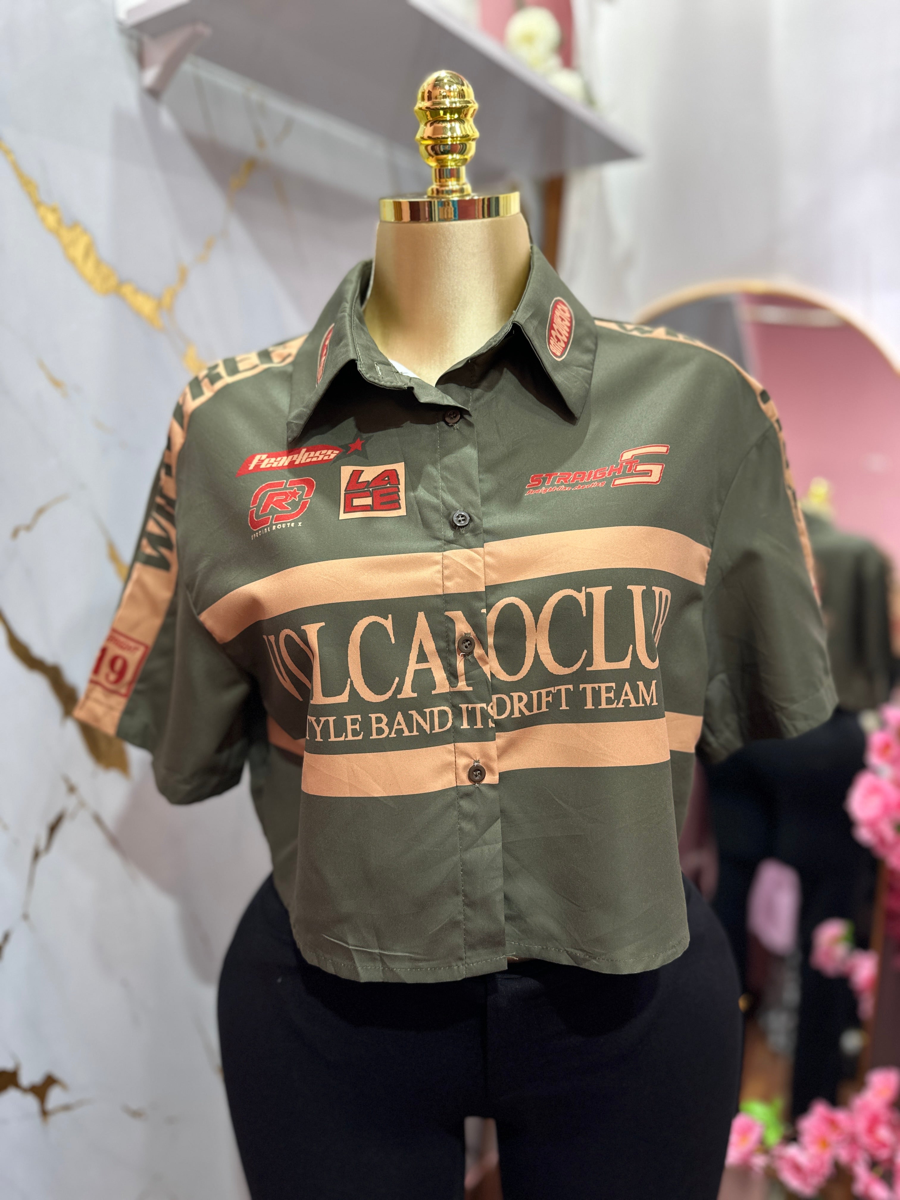 Camisa estilo oversize cropped