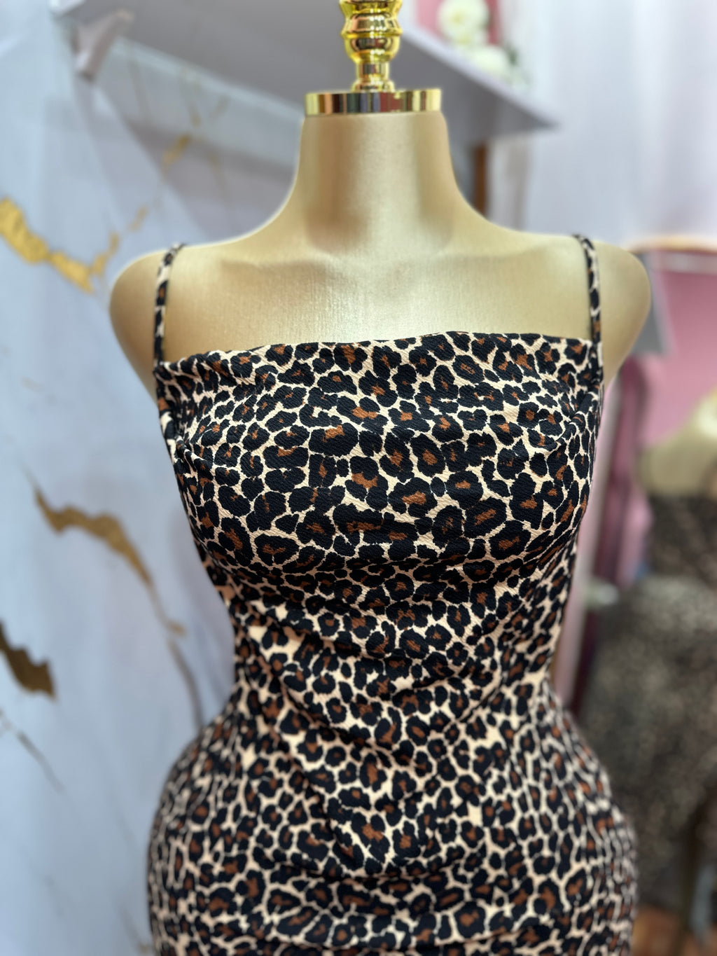 Vestido largo con estampado de leopardo cuenta con tirantes ajustables
