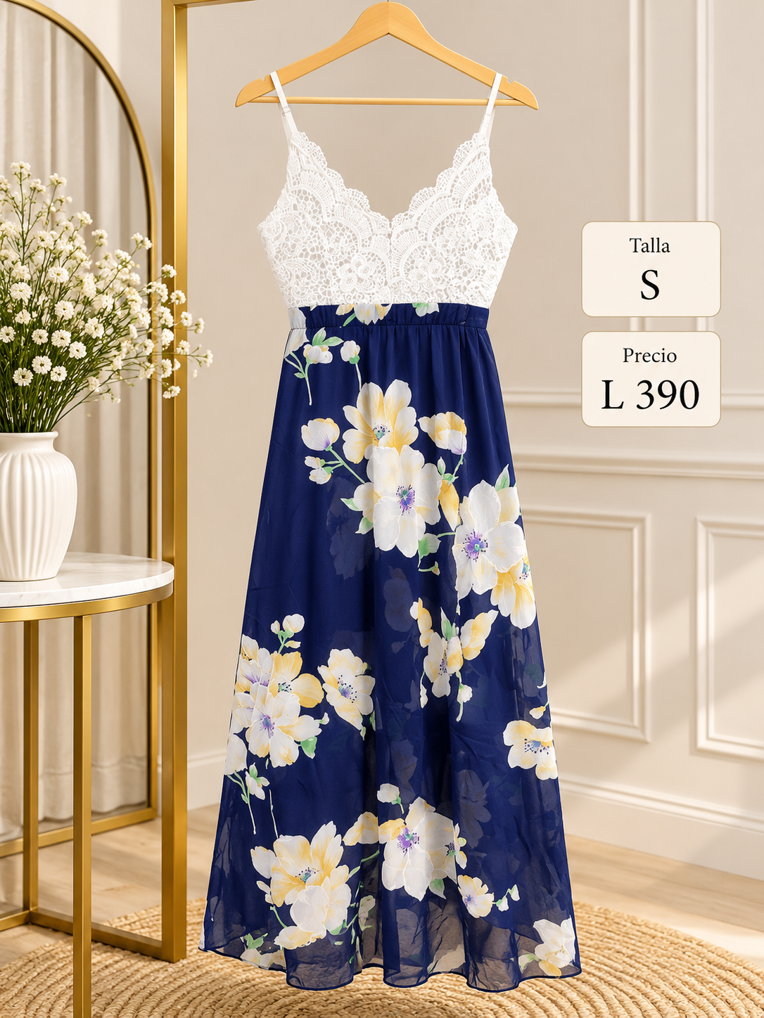 Vestido largo con delicado encaje blanco combinado con una falda azul marino de estampado floral