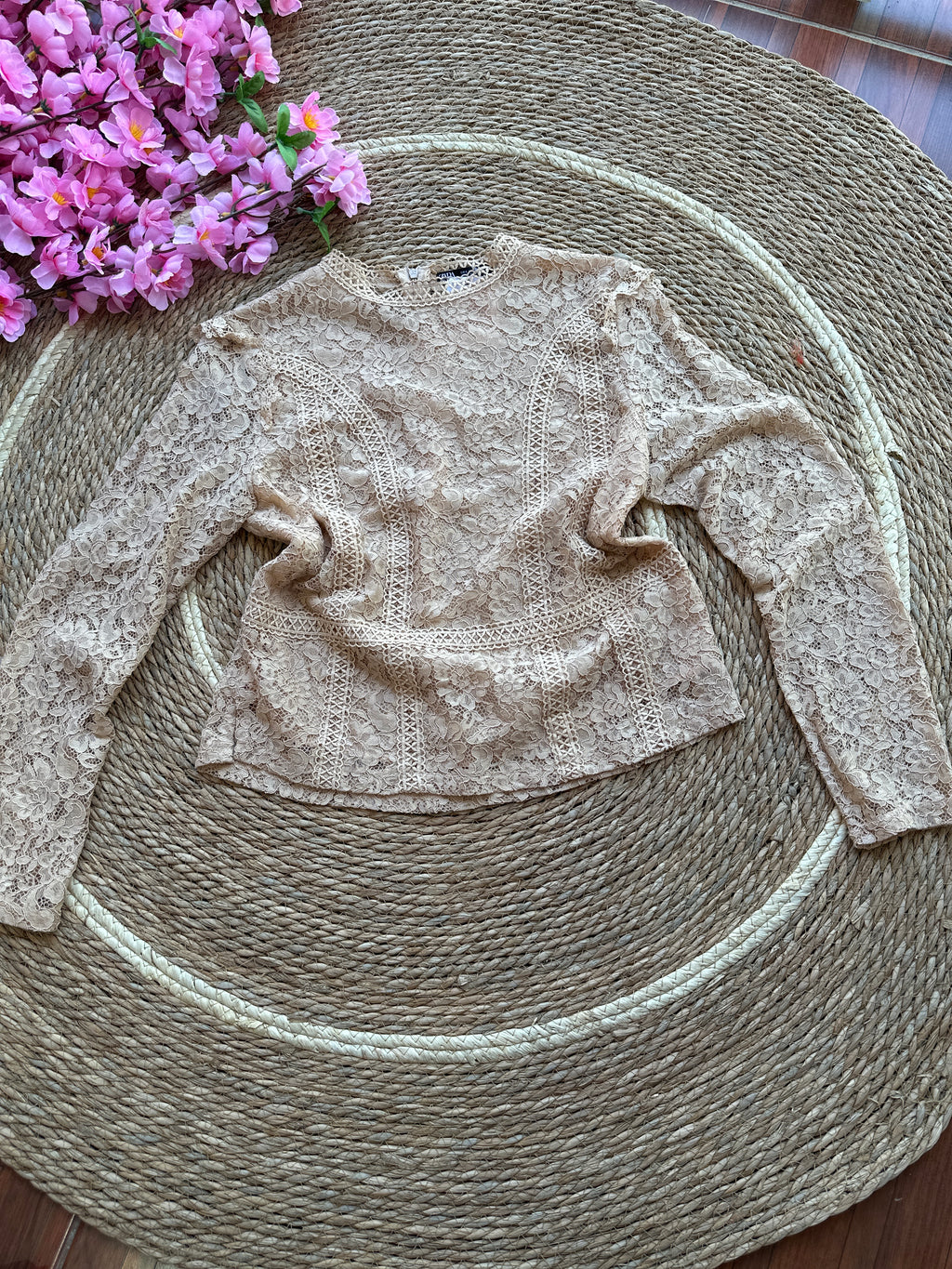 Blusa de Encaje floral translúcido Beige