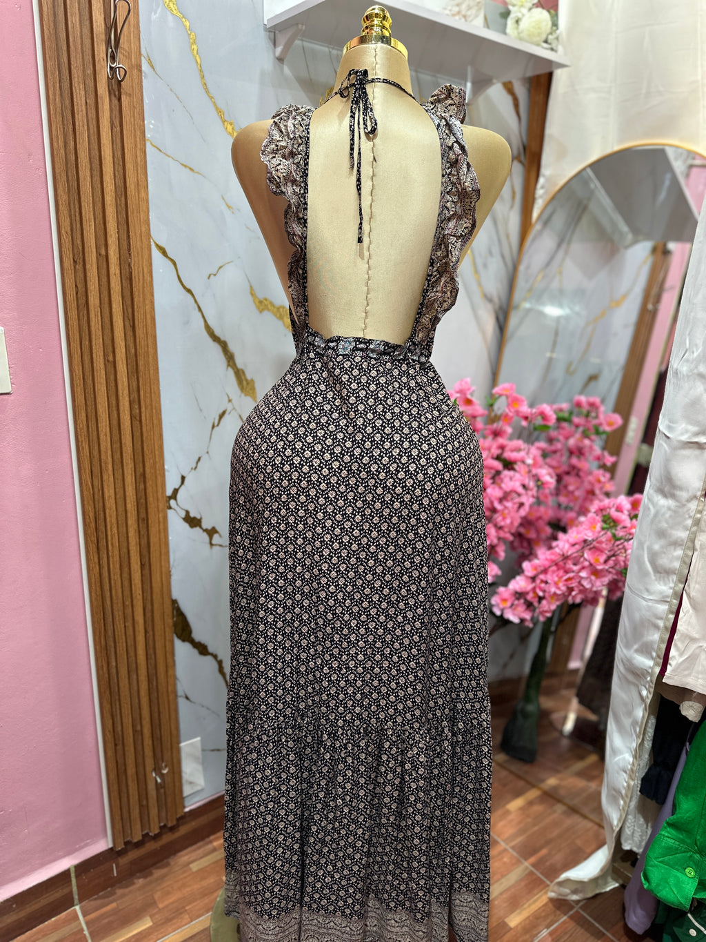 Vestido largo de botones frontales con estampado de tirantes con volantes