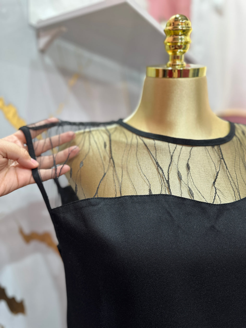 Blusa casual con diseño de malla traslúcida en la parte superior